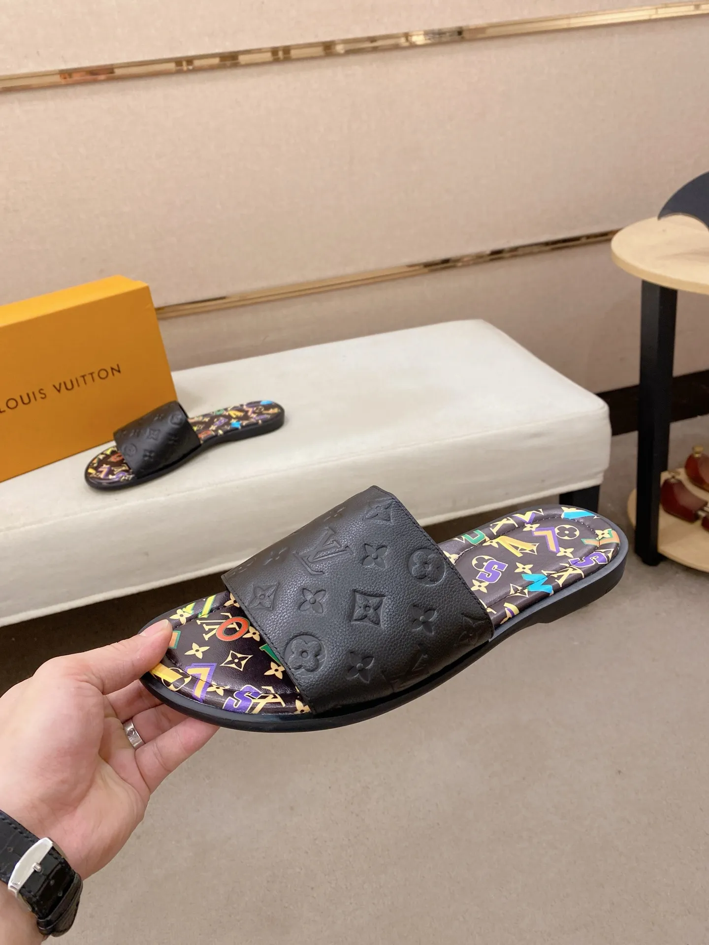 Men's shoes 💰: 340💰Made by LV🔍Top purchasing agents. Men's spring and summer slippers are available at the same counter. The uppers are imported cowhide from Italy, with logo graphics and high-quality craftsmanship. Soles: original soles specially provided by the original factory. Exclusive movable molded soles are super comfortable. Original goods follow orders. 🔍🔍High quality. You can enter and exit the counter at will. Welcome to compare. Size 38-44. Can be customized45
